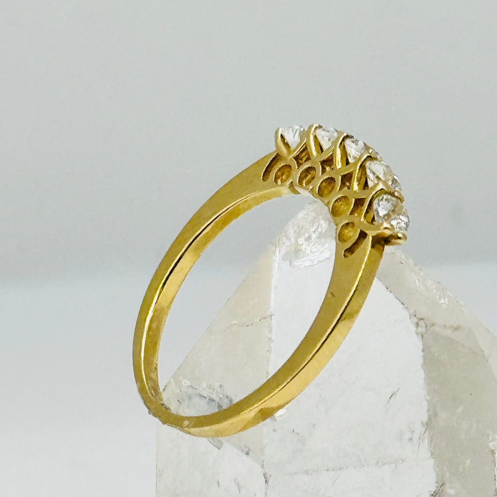 Anillo clásico de oro de 10K con hermosos cristales Swarovski - Talla 6 1/2
