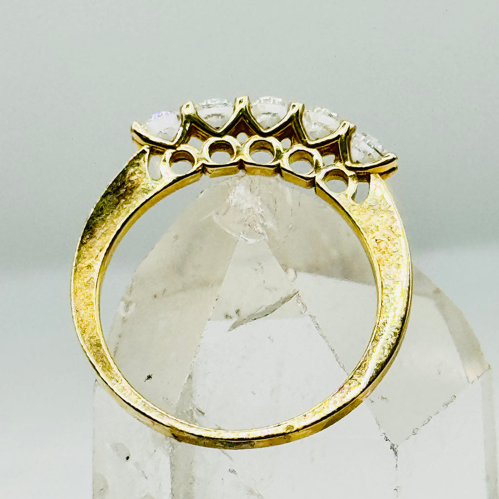 Anillo clásico de oro de 10K con hermosos cristales Swarovski - Talla 6 1/2