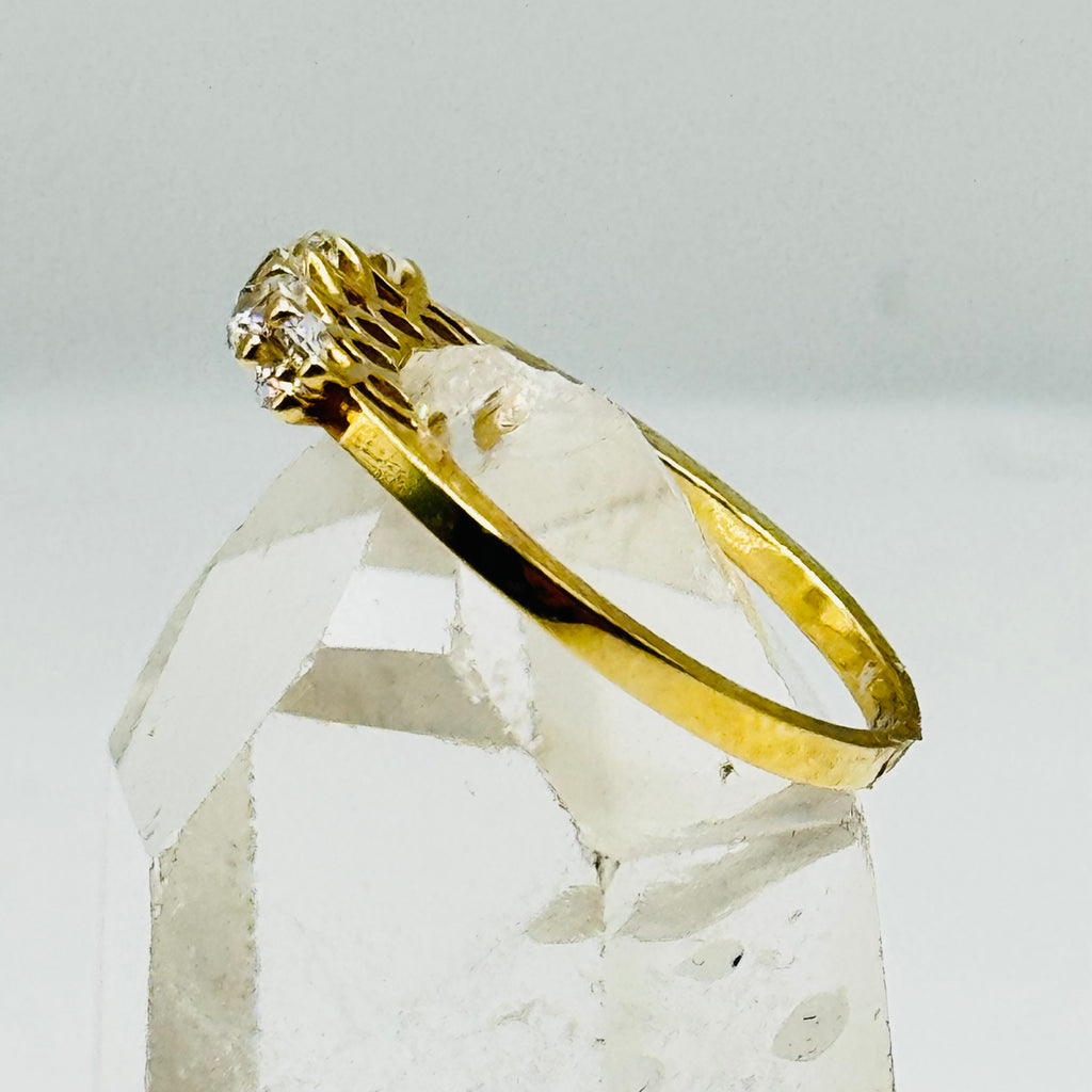 Anillo clásico de oro de 10K con hermosos cristales Swarovski - Talla 6 1/2