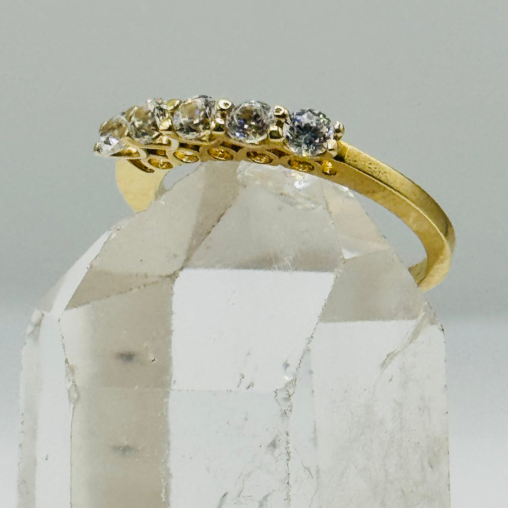 Anillo clásico de oro de 10K con hermosos cristales Swarovski - Talla 6 1/2