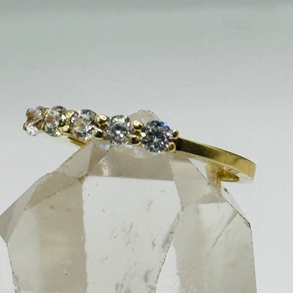 Anillo clásico de oro de 10K con hermosos cristales Swarovski - Talla 6 1/2