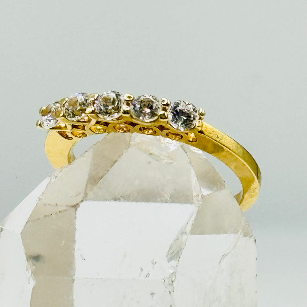 Anillo clásico de oro de 10K con hermosos cristales Swarovski - Talla 6 1/2
