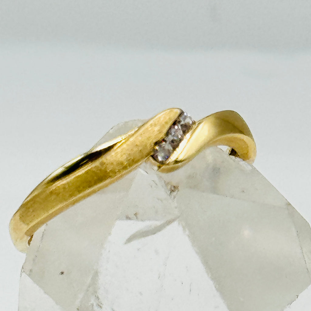 Anillo de oro de 10K con detalles texturizados y cristales de Swarovski - Talla 9