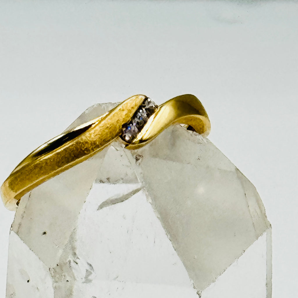 Anillo de oro de 10K con detalles texturizados y cristales de Swarovski - Talla 9