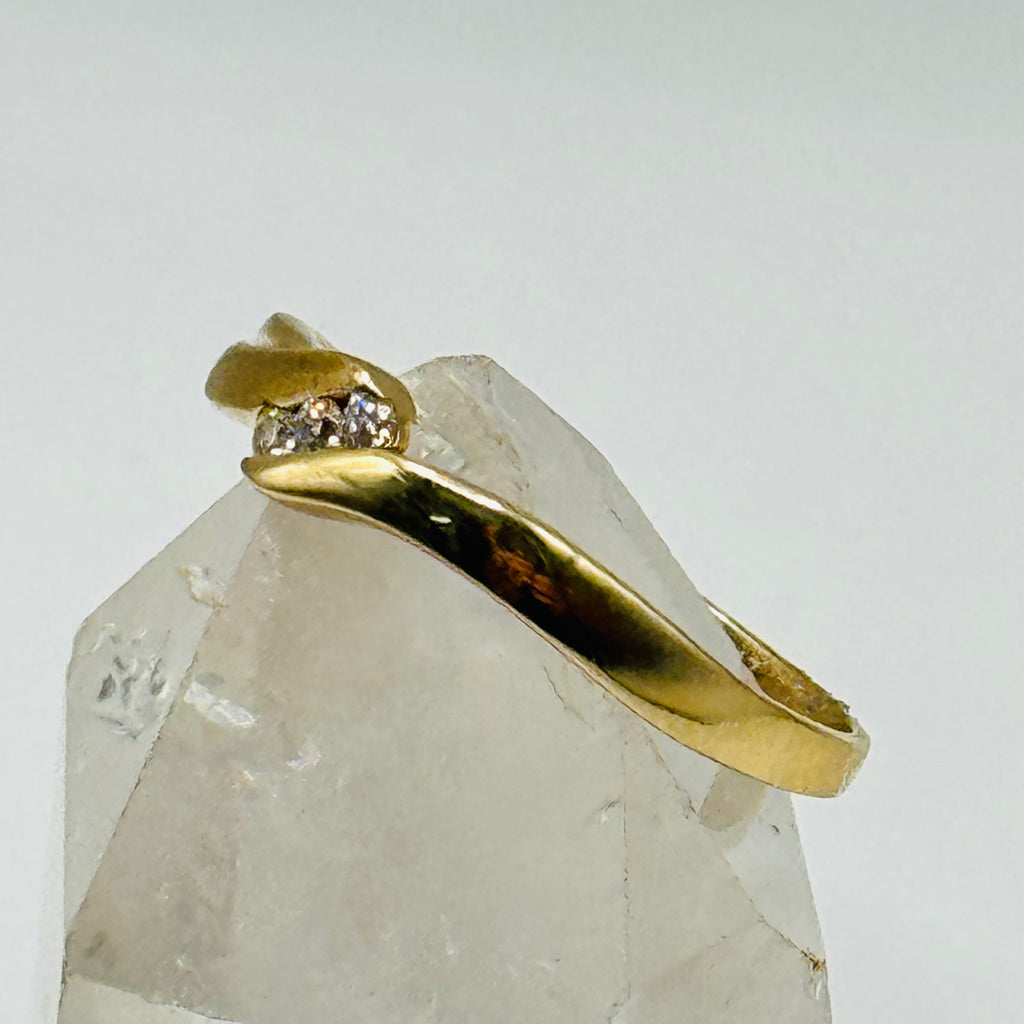 Anillo de oro de 10K con detalles texturizados y cristales de Swarovski - Talla 9