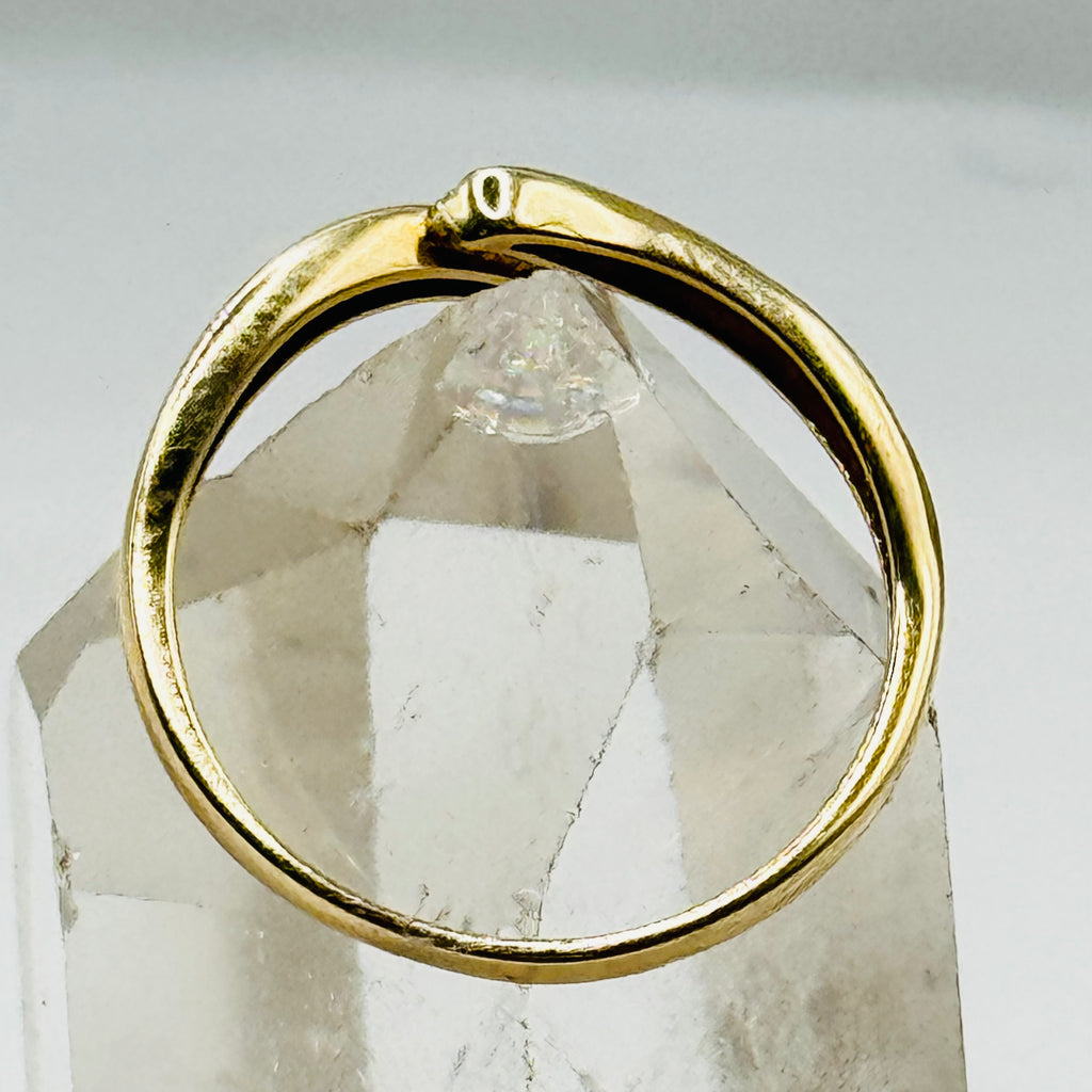 Anillo de oro de 10K con detalles texturizados y cristales de Swarovski - Talla 9