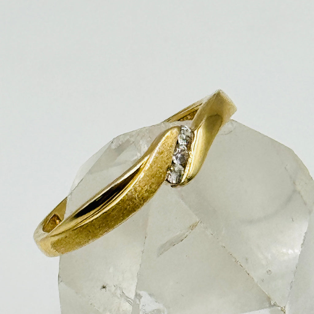 Anillo de oro de 10K con detalles texturizados y cristales de Swarovski - Talla 9