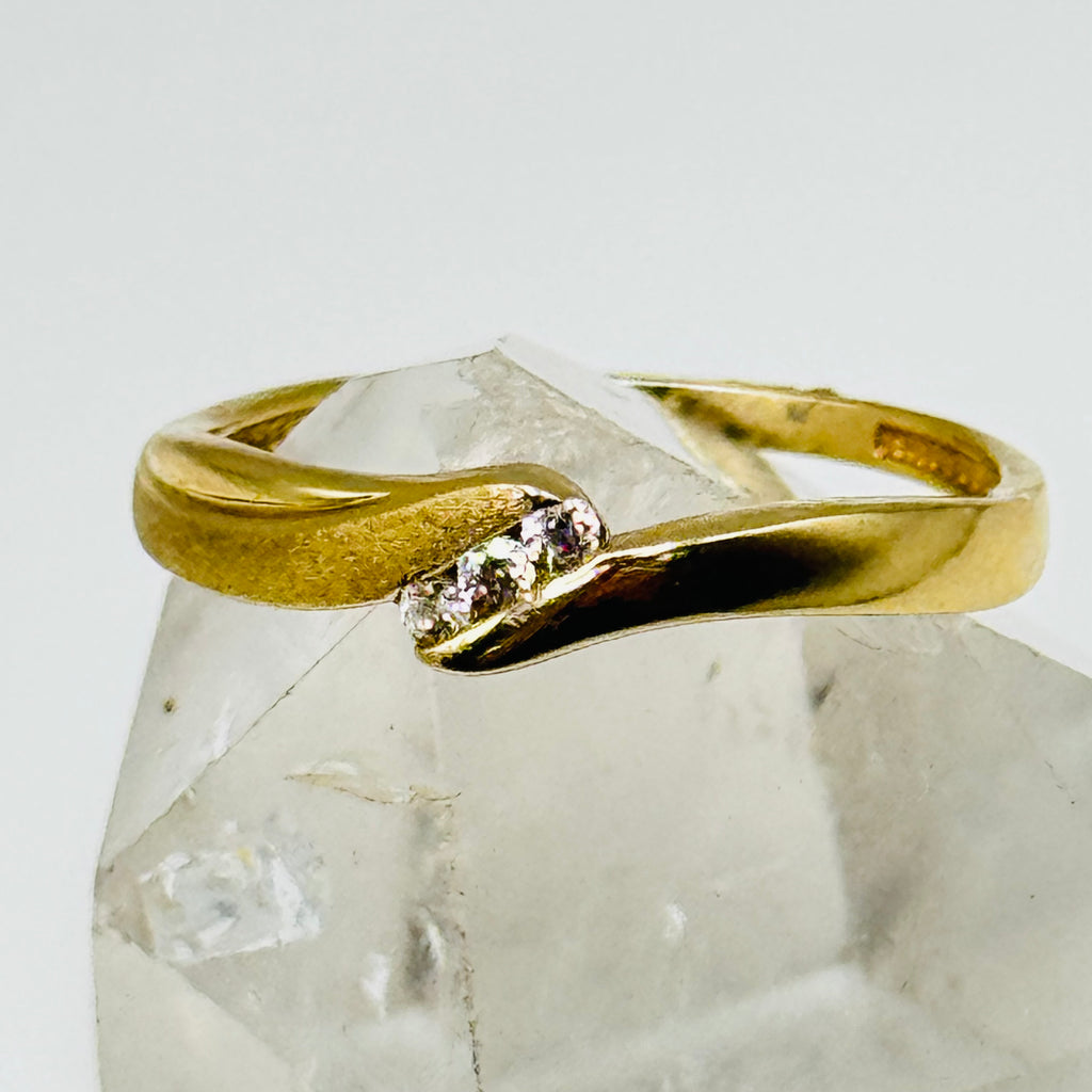 Anillo de oro de 10K con detalles texturizados y cristales de Swarovski - Talla 9