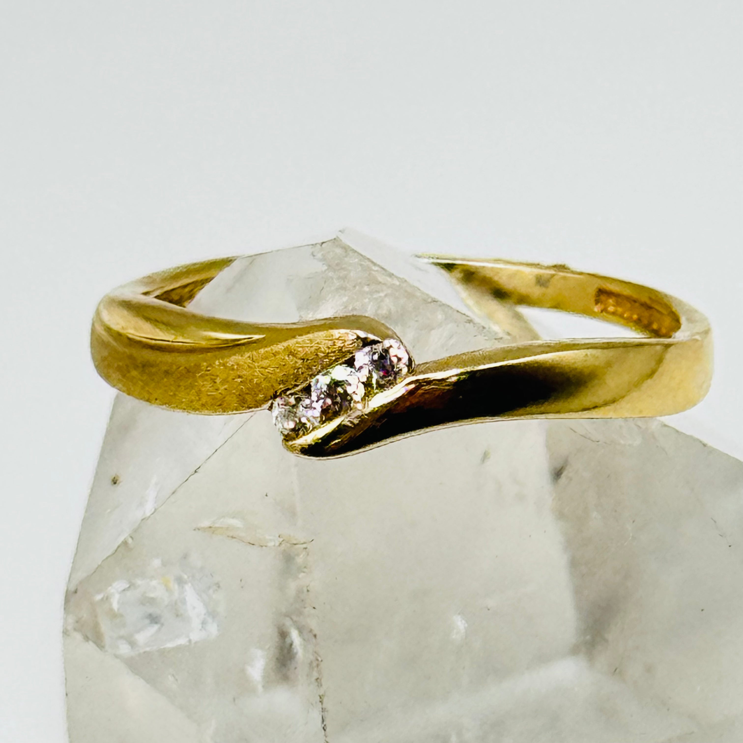 Anillo de oro de 10K con detalles texturizados y cristales de Swarovski - Talla 9