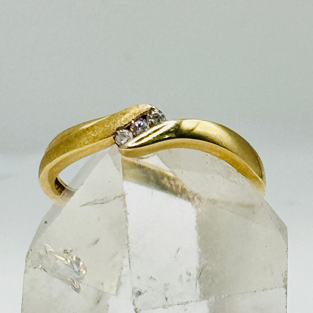 Anillo de oro de 10K con detalles texturizados y cristales de Swarovski - Talla 9