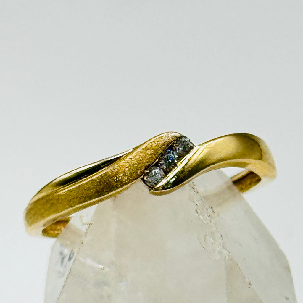 Anillo de oro de 10K con detalles texturizados y cristales de Swarovski - Talla 9