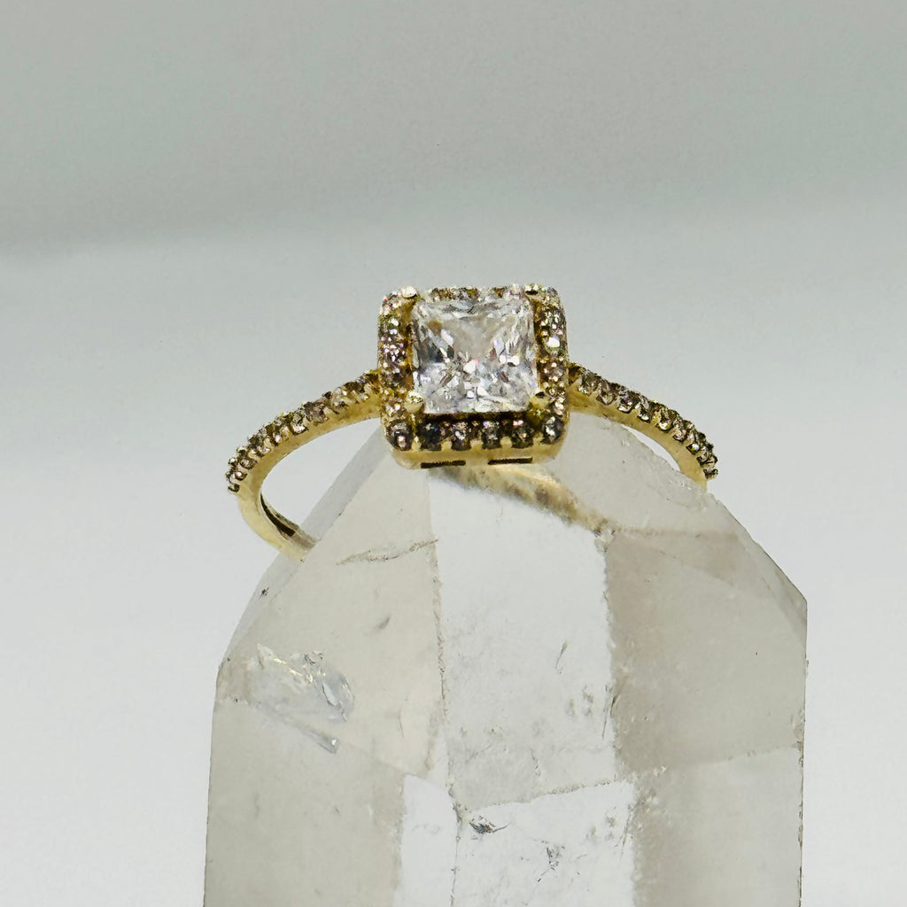 Anillo de compromiso de oro de 10K con gran cristal cuadrado de Swarovski y detalles en la banda - Talla 8