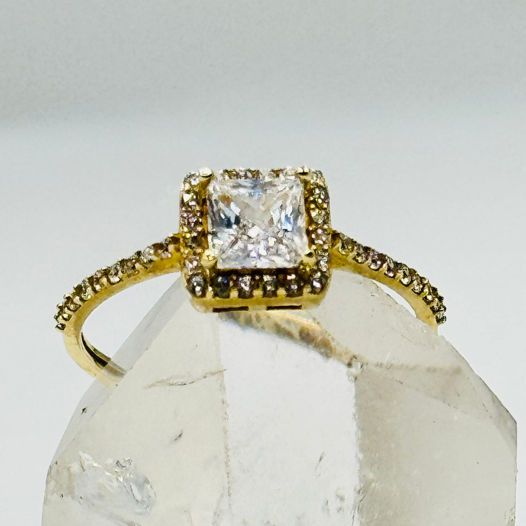 Anillo de compromiso de oro de 10K con gran cristal cuadrado de Swarovski y detalles en la banda - Talla 8