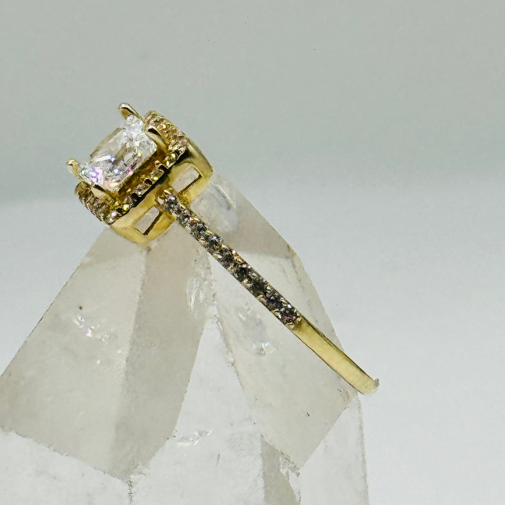 Anillo de compromiso de oro de 10K con gran cristal cuadrado de Swarovski y detalles en la banda - Talla 8