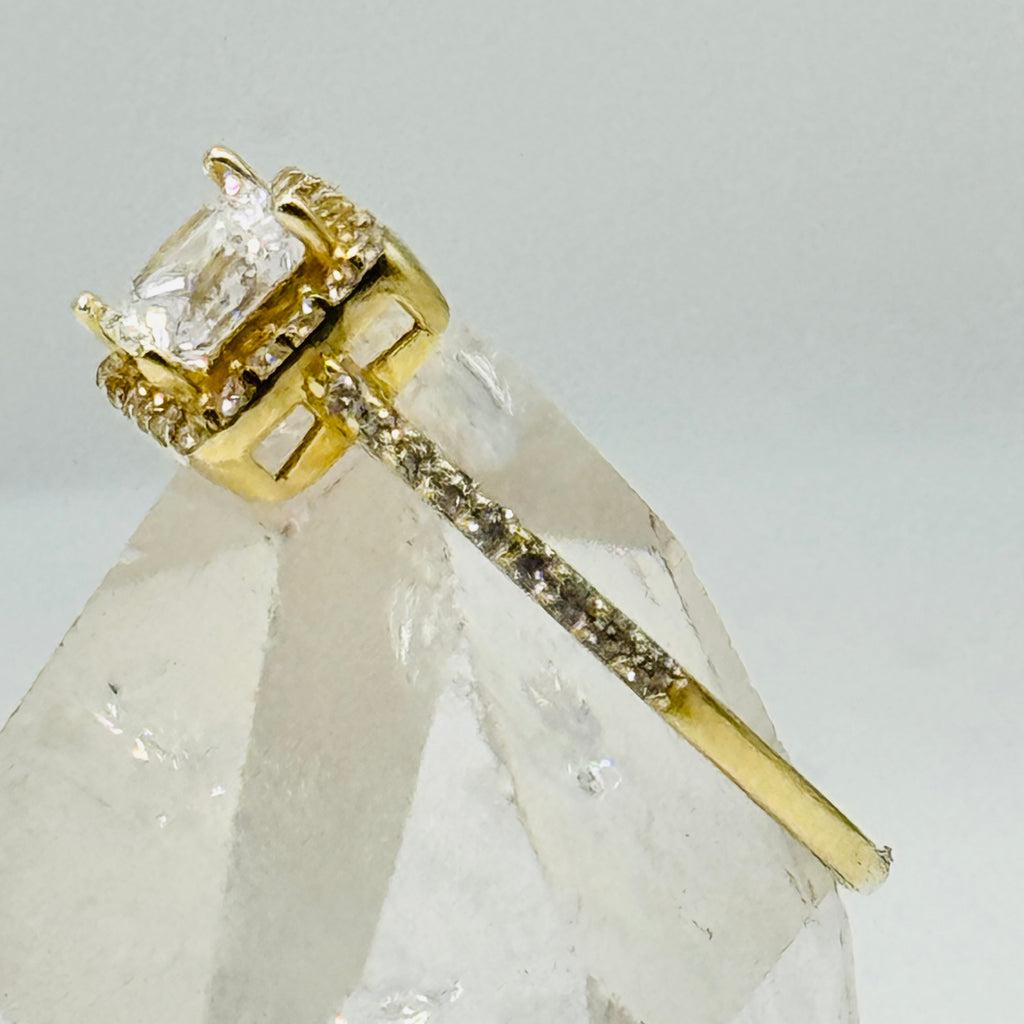 Anillo de compromiso de oro de 10K con gran cristal cuadrado de Swarovski y detalles en la banda - Talla 8