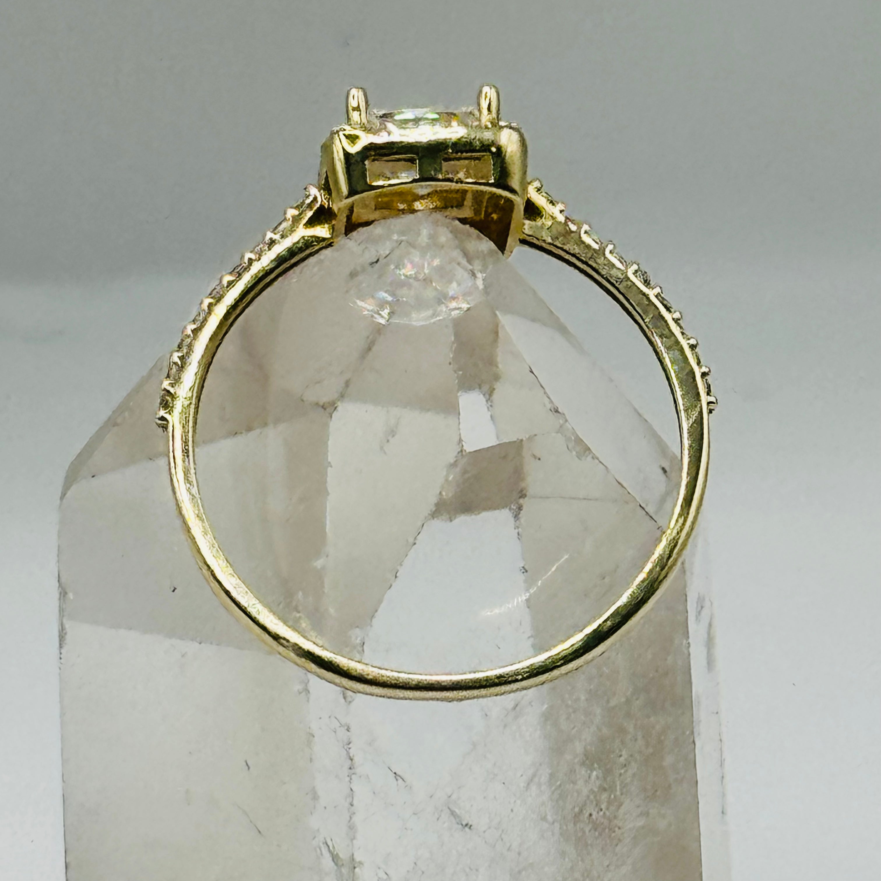 Anillo de compromiso de oro de 10K con gran cristal cuadrado de Swarovski y detalles en la banda - Talla 8