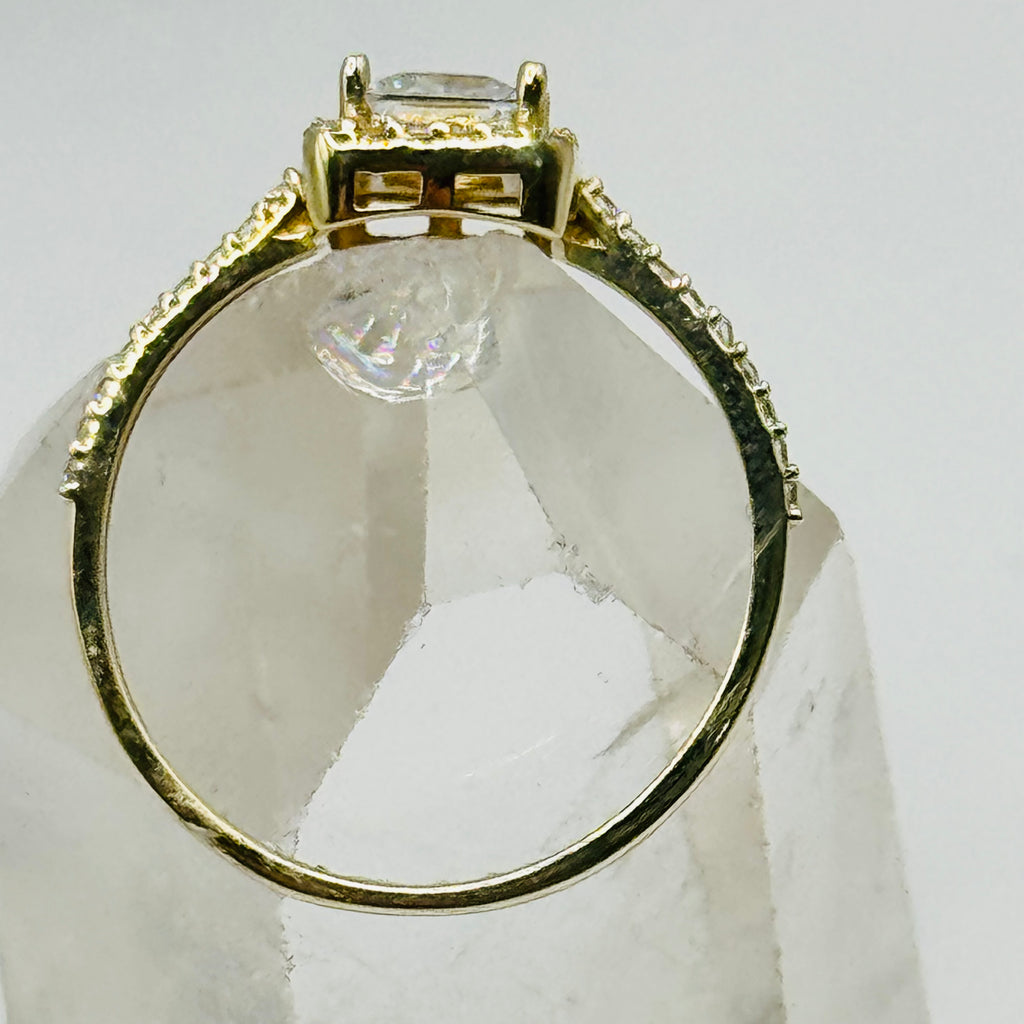 Anillo de compromiso de oro de 10K con gran cristal cuadrado de Swarovski y detalles en la banda - Talla 8