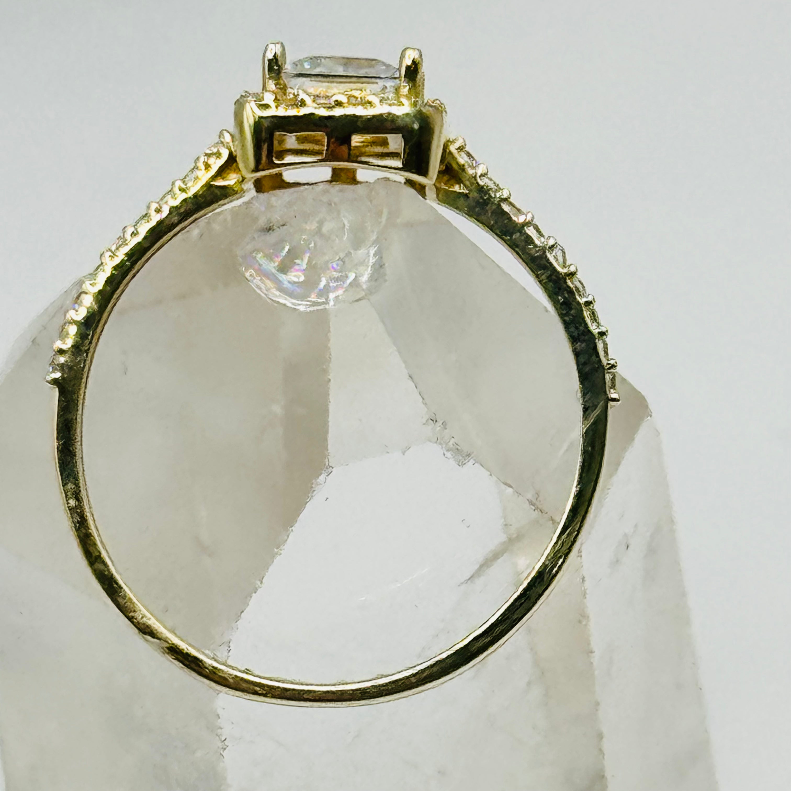 Anillo de compromiso de oro de 10K con gran cristal cuadrado de Swarovski y detalles en la banda - Talla 8