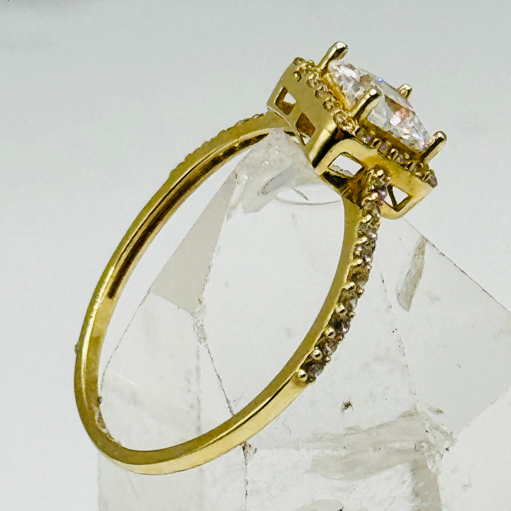 Anillo de compromiso de oro de 10K con gran cristal cuadrado de Swarovski y detalles en la banda - Talla 8