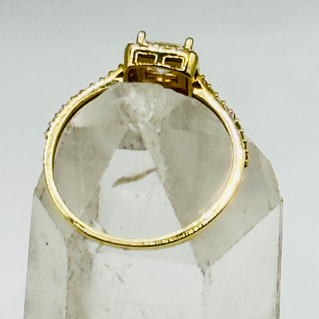 Anillo de compromiso de oro de 10K con gran cristal cuadrado de Swarovski y detalles en la banda - Talla 8