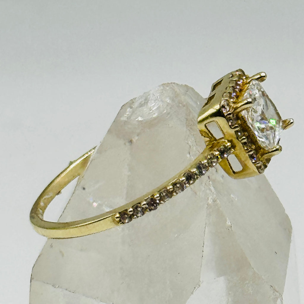 Anillo de compromiso de oro de 10K con gran cristal cuadrado de Swarovski y detalles en la banda - Talla 8