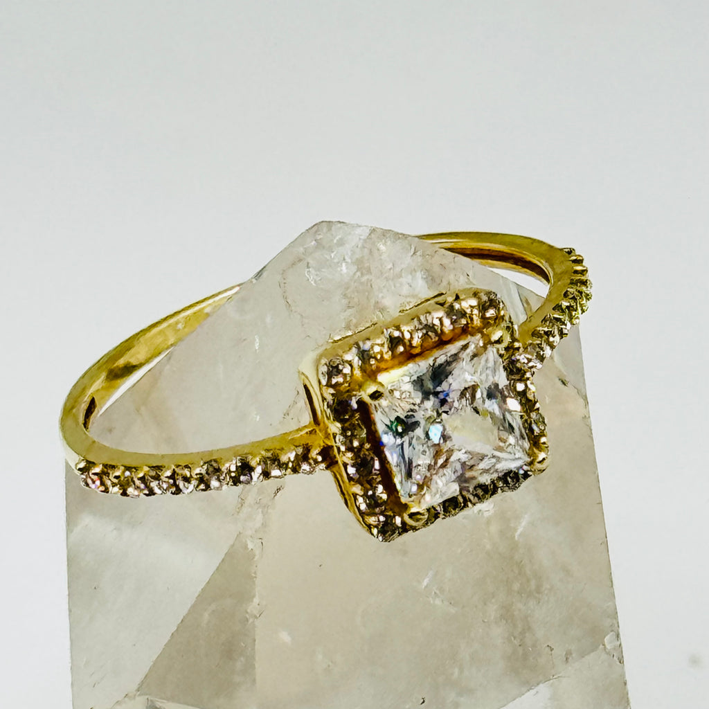 Anillo de compromiso de oro de 10K con gran cristal cuadrado de Swarovski y detalles en la banda - Talla 8