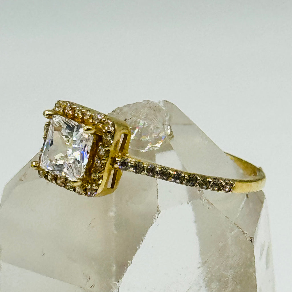 Anillo de compromiso de oro de 10K con gran cristal cuadrado de Swarovski y detalles en la banda - Talla 8