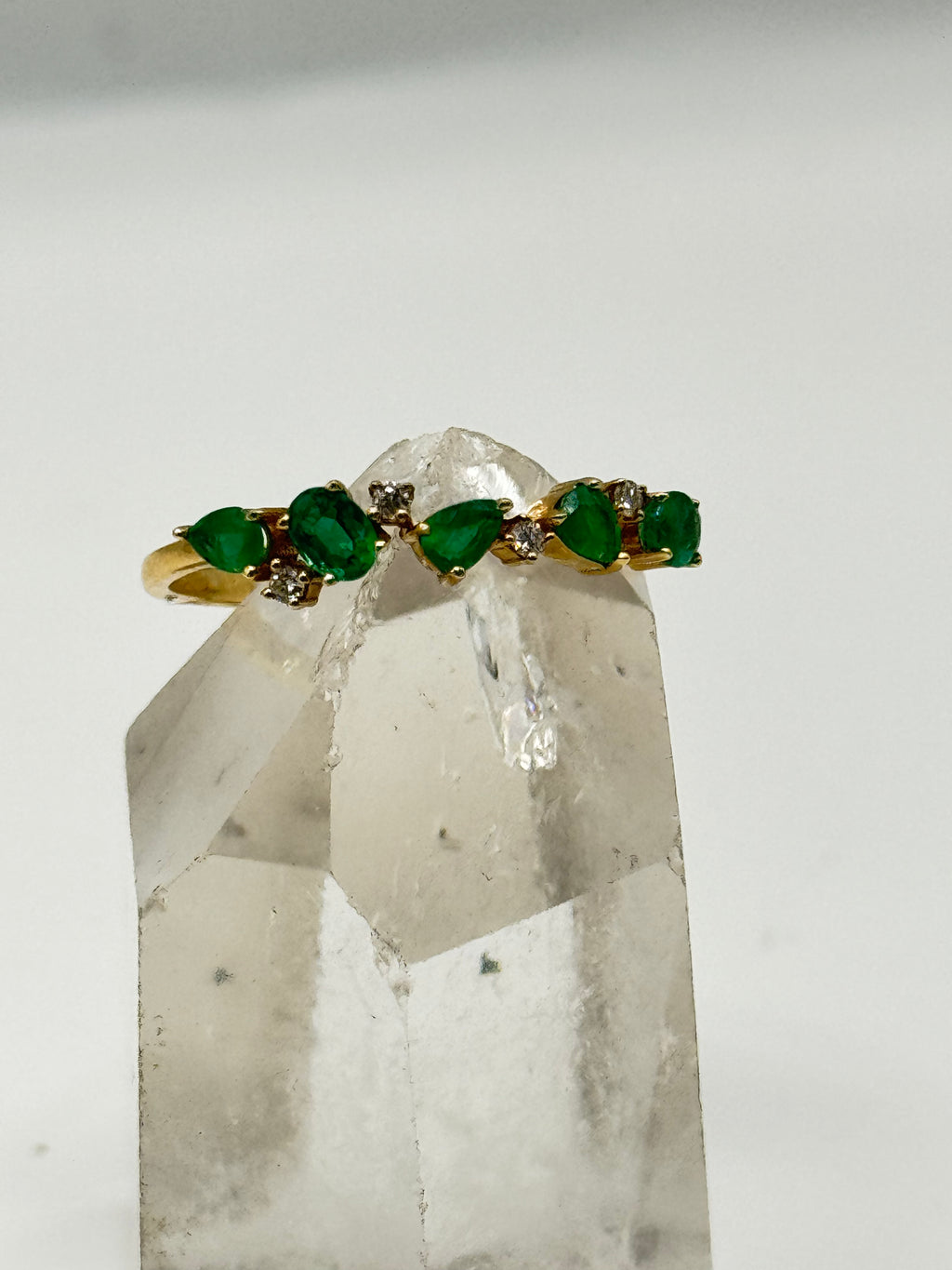 Anillo de oro de 18K con esmeraldas y diamantes certificados