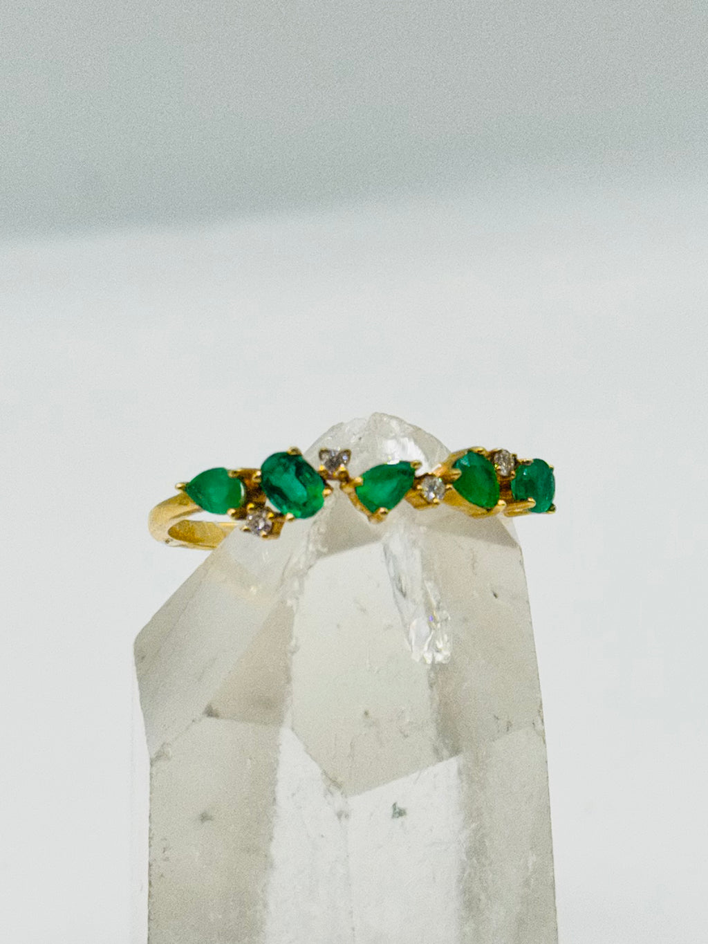 Anillo de oro de 18K con esmeraldas y diamantes certificados