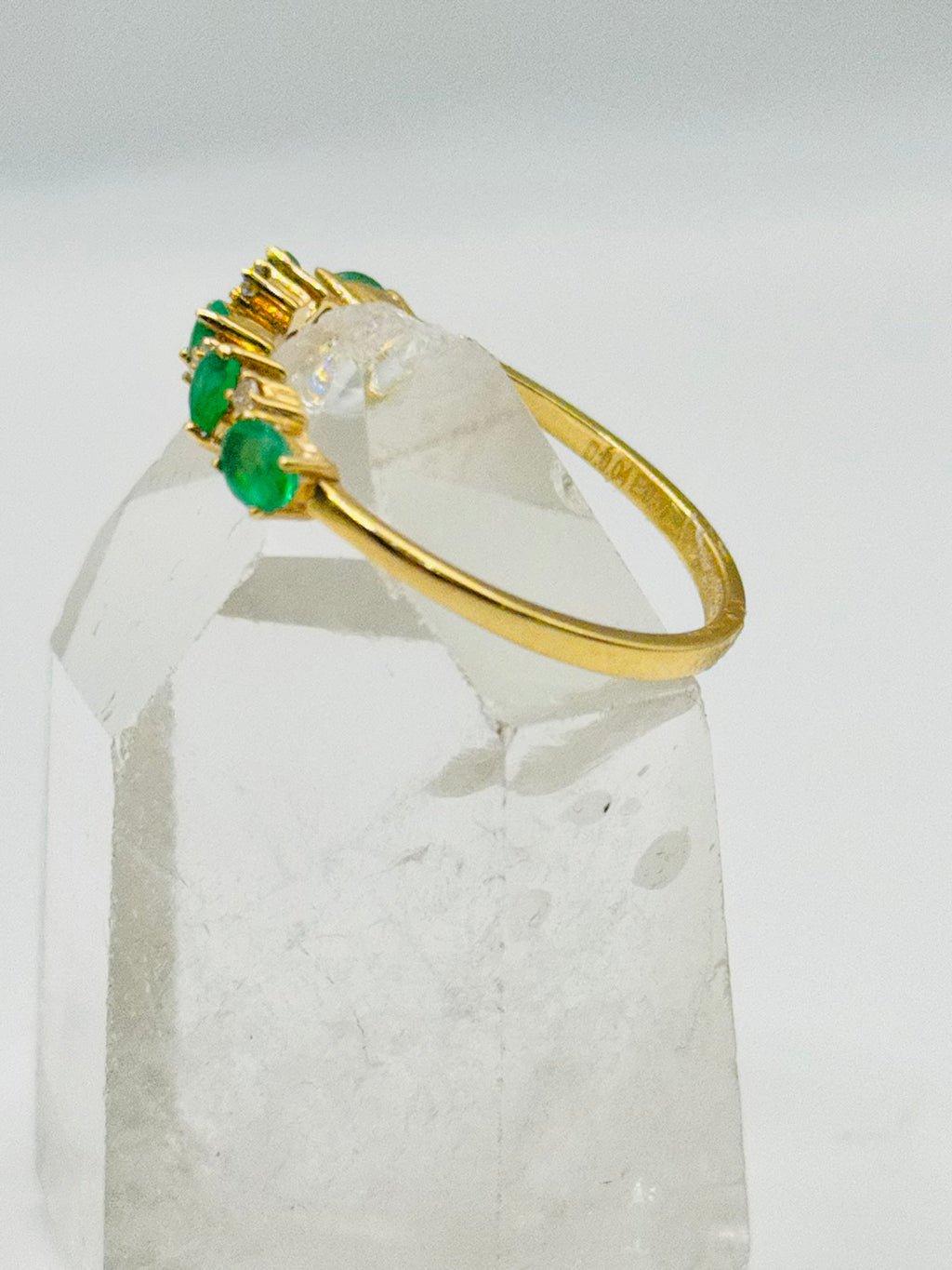 Anillo de oro de 18K con esmeraldas y diamantes certificados
