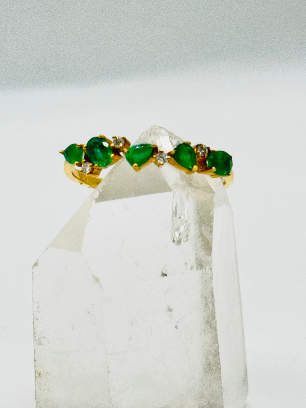 Anillo de oro de 18K con esmeraldas y diamantes certificados