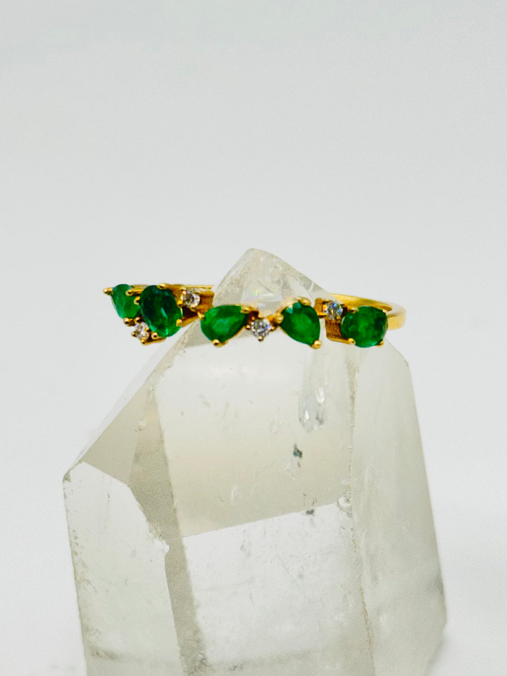 Anillo de oro de 18K con esmeraldas y diamantes certificados