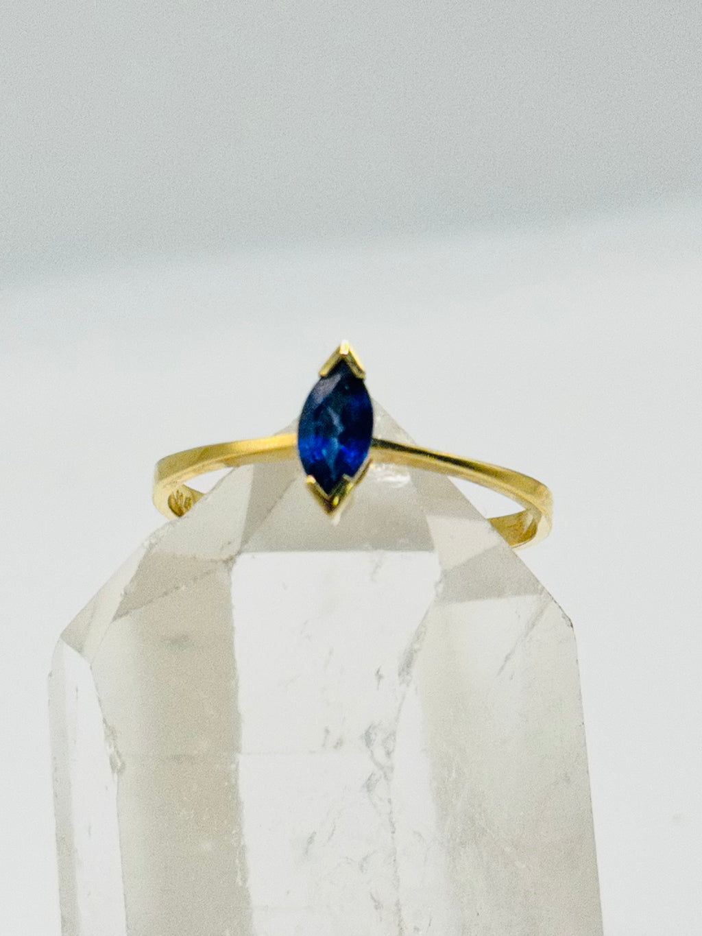 Delicado anillo solitario de oro de 18 quilates con zafiro certificado
