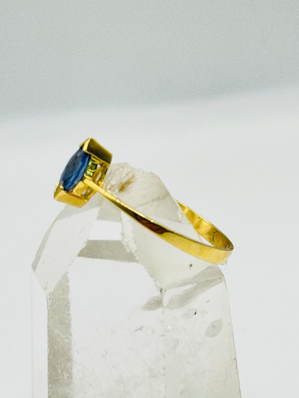 Delicado anillo solitario de oro de 18 quilates con zafiro certificado