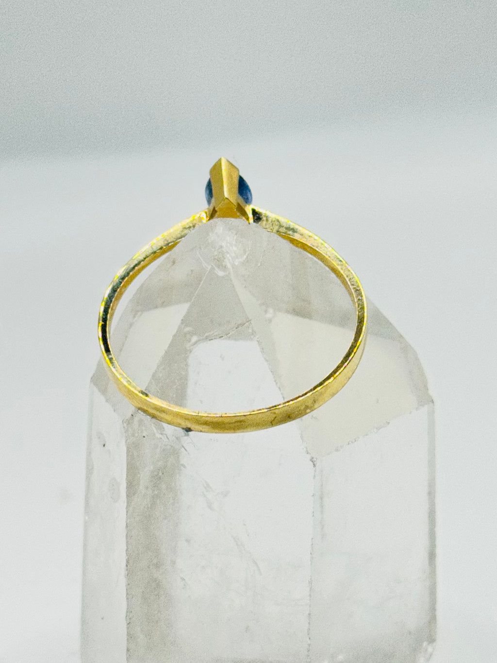 Delicado anillo solitario de oro de 18 quilates con zafiro certificado
