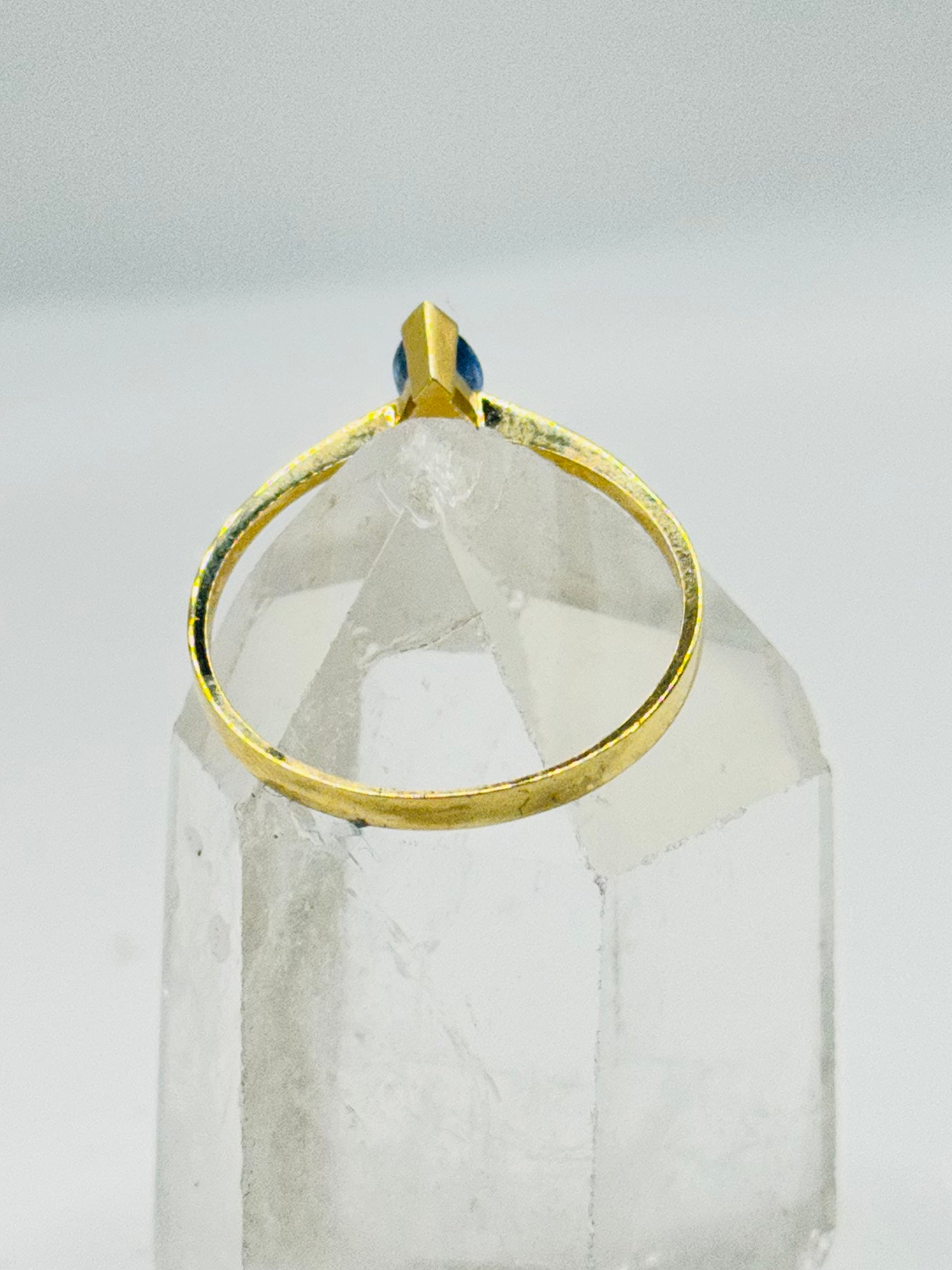 Delicate 18K Gold Solitaire Ring with Certified Sapphire