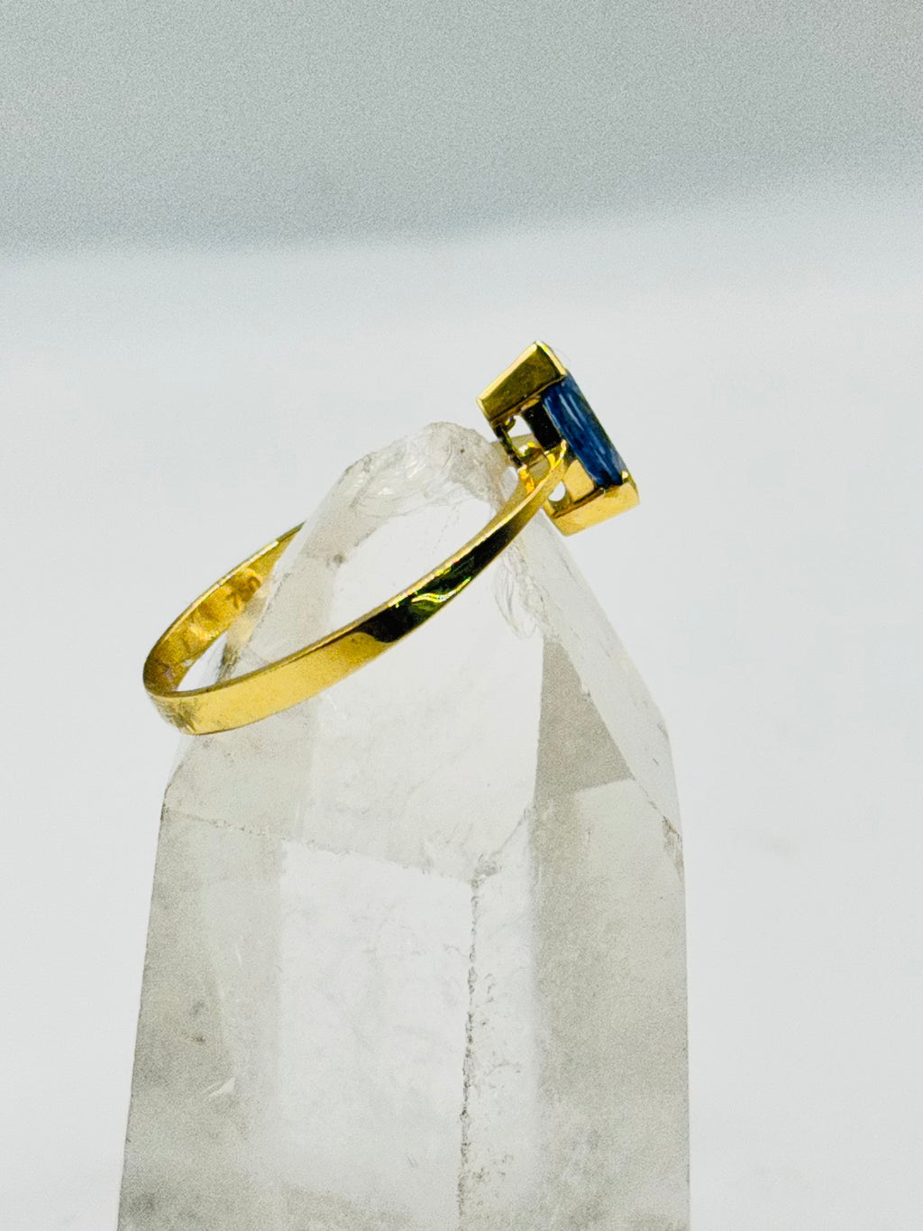 Delicado anillo solitario de oro de 18 quilates con zafiro certificado