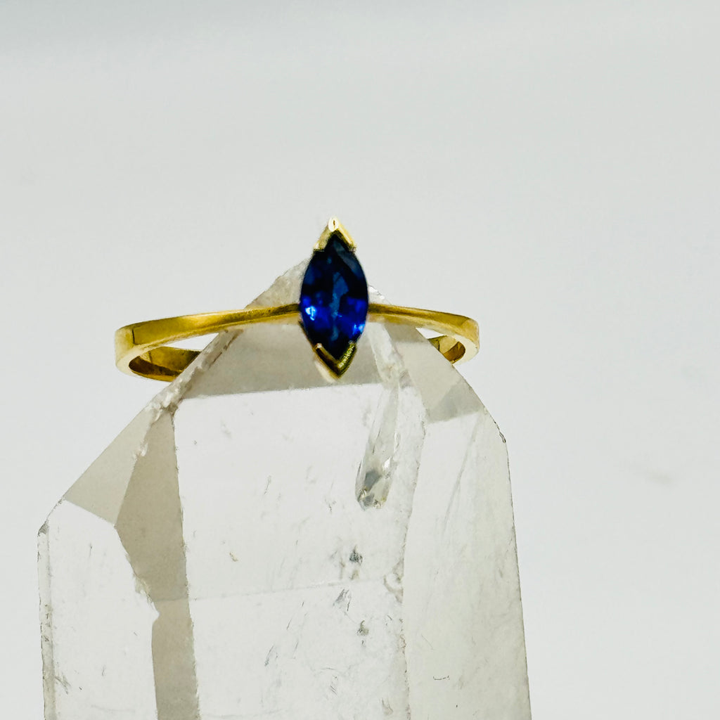 Delicado anillo solitario de oro de 18 quilates con zafiro certificado