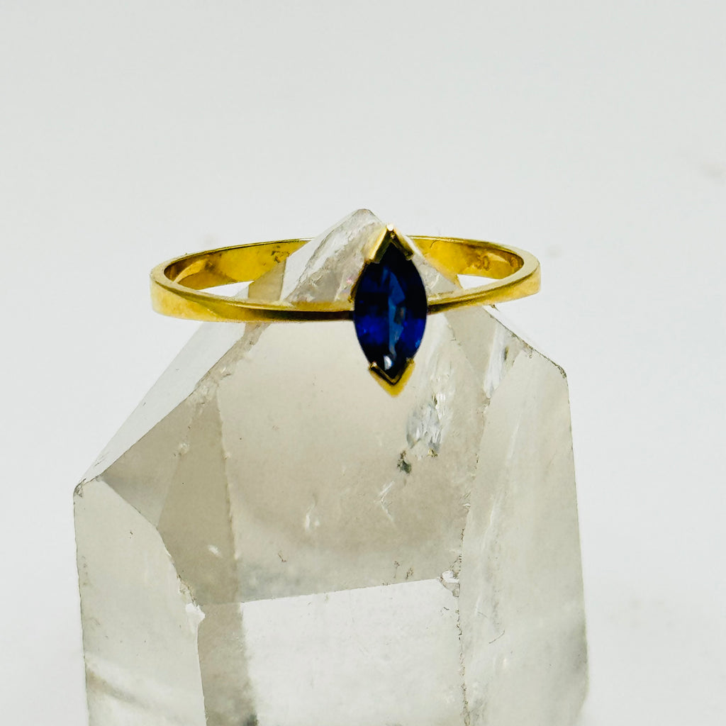 Delicado anillo solitario de oro de 18 quilates con zafiro certificado