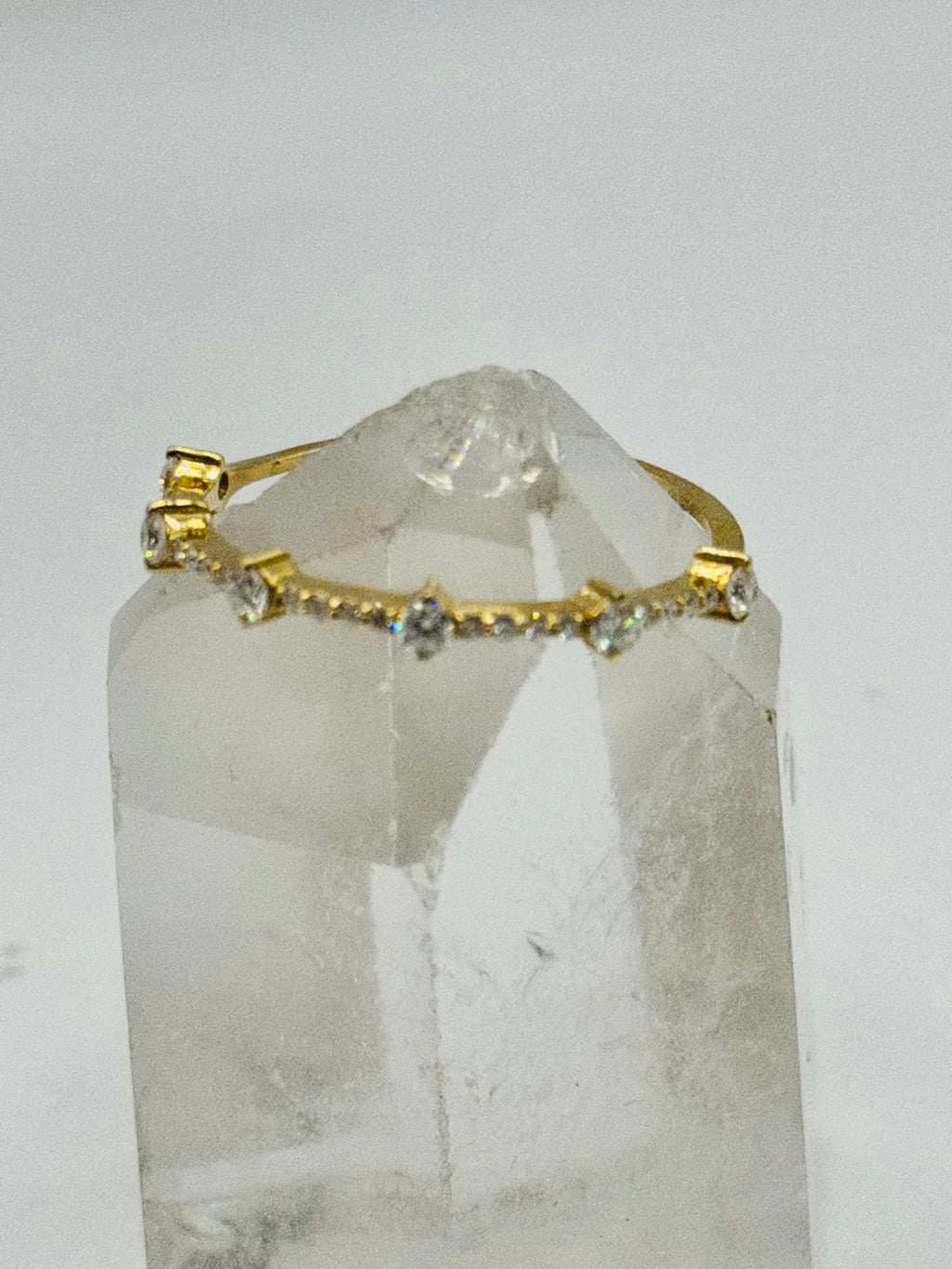 Delicate 18K Gold Ring with Certified Diamonds