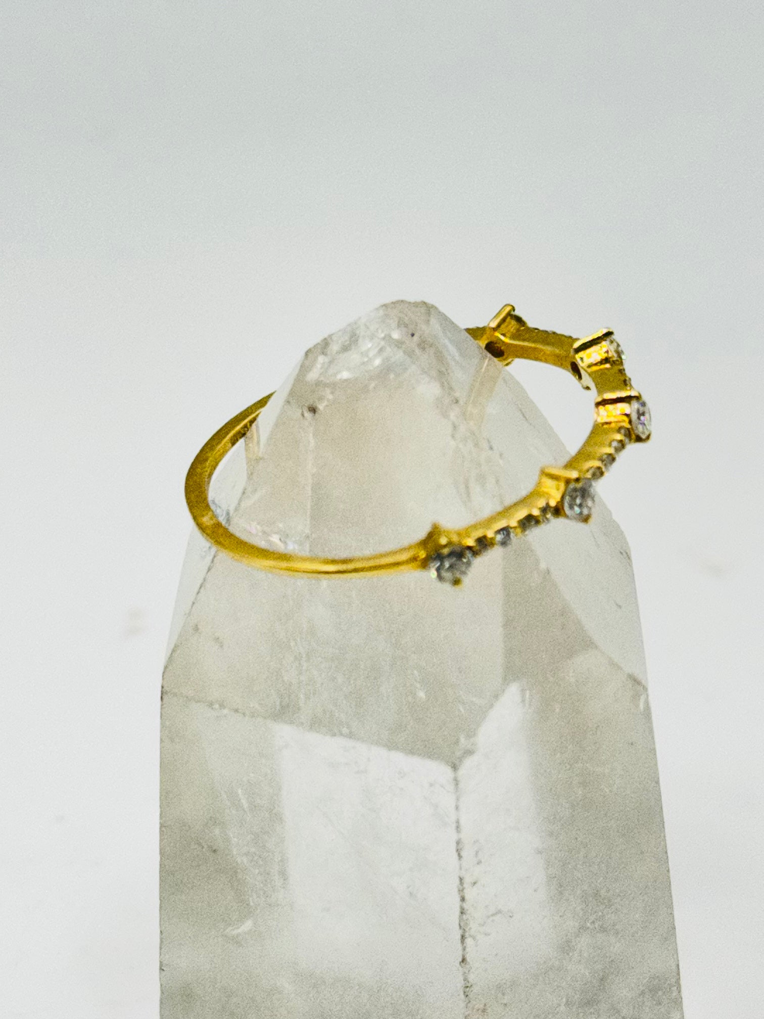 Delicate 18K Gold Ring with Certified Diamonds