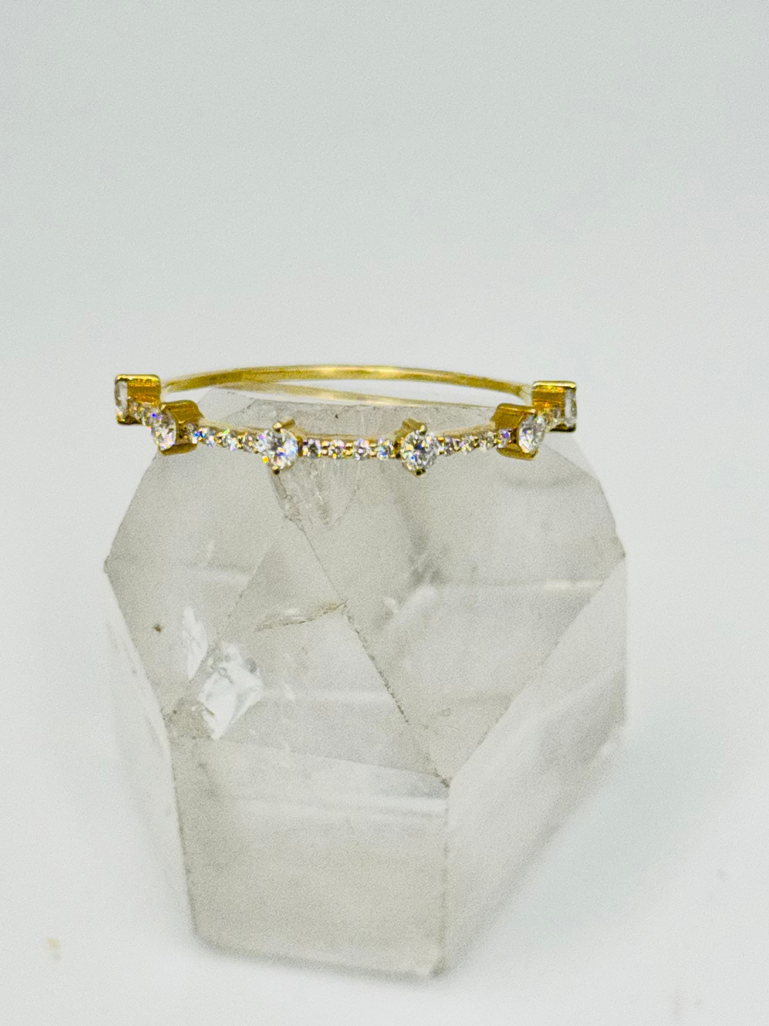 Delicate 18K Gold Ring with Certified Diamonds