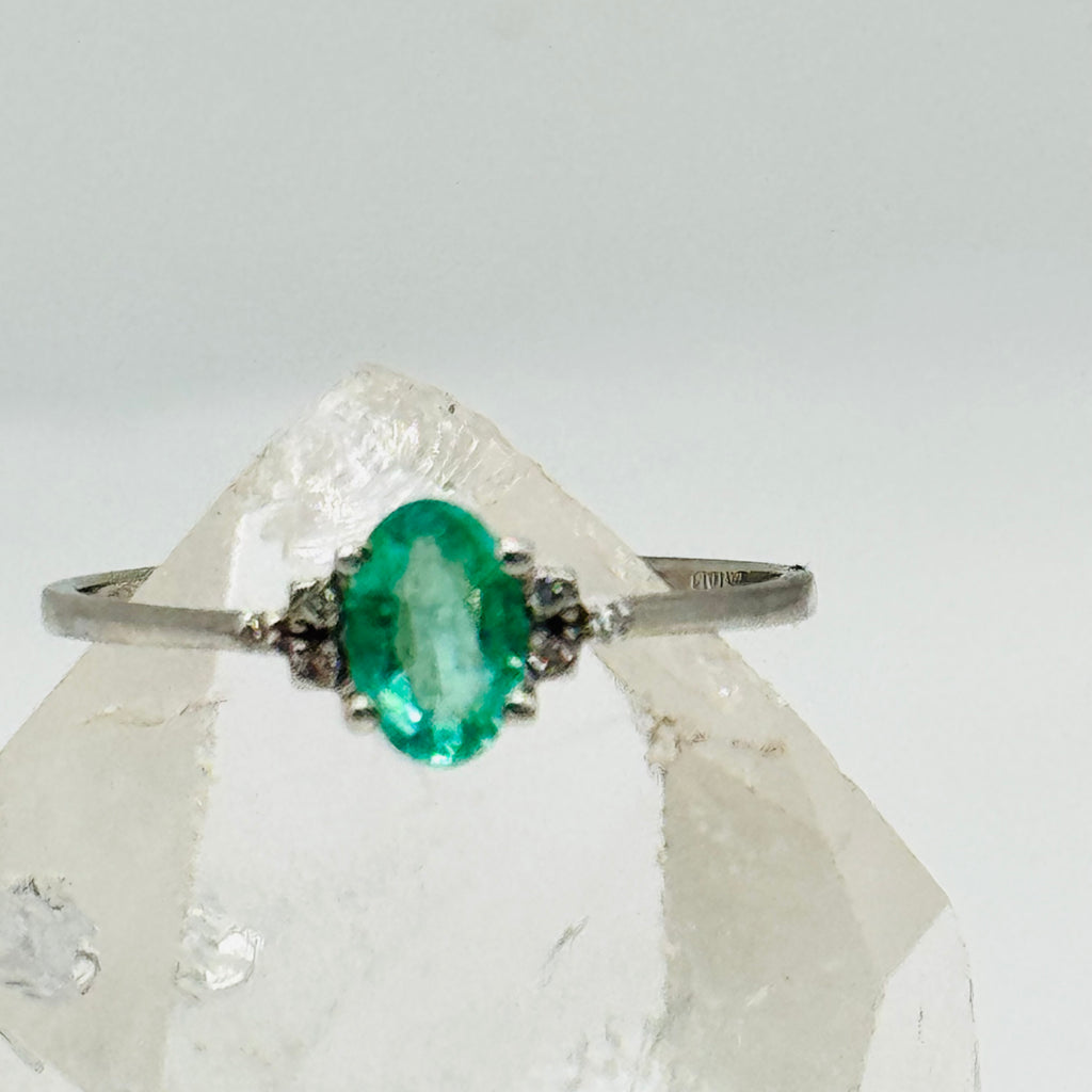 Delicate 18K White Gold Ring with Emerald and Certified Diamonds
