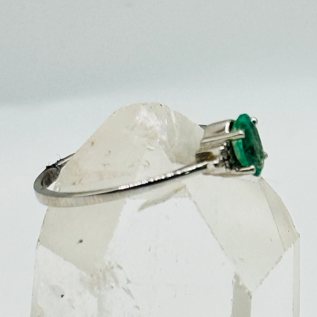 Delicate 18K White Gold Ring with Emerald and Certified Diamonds
