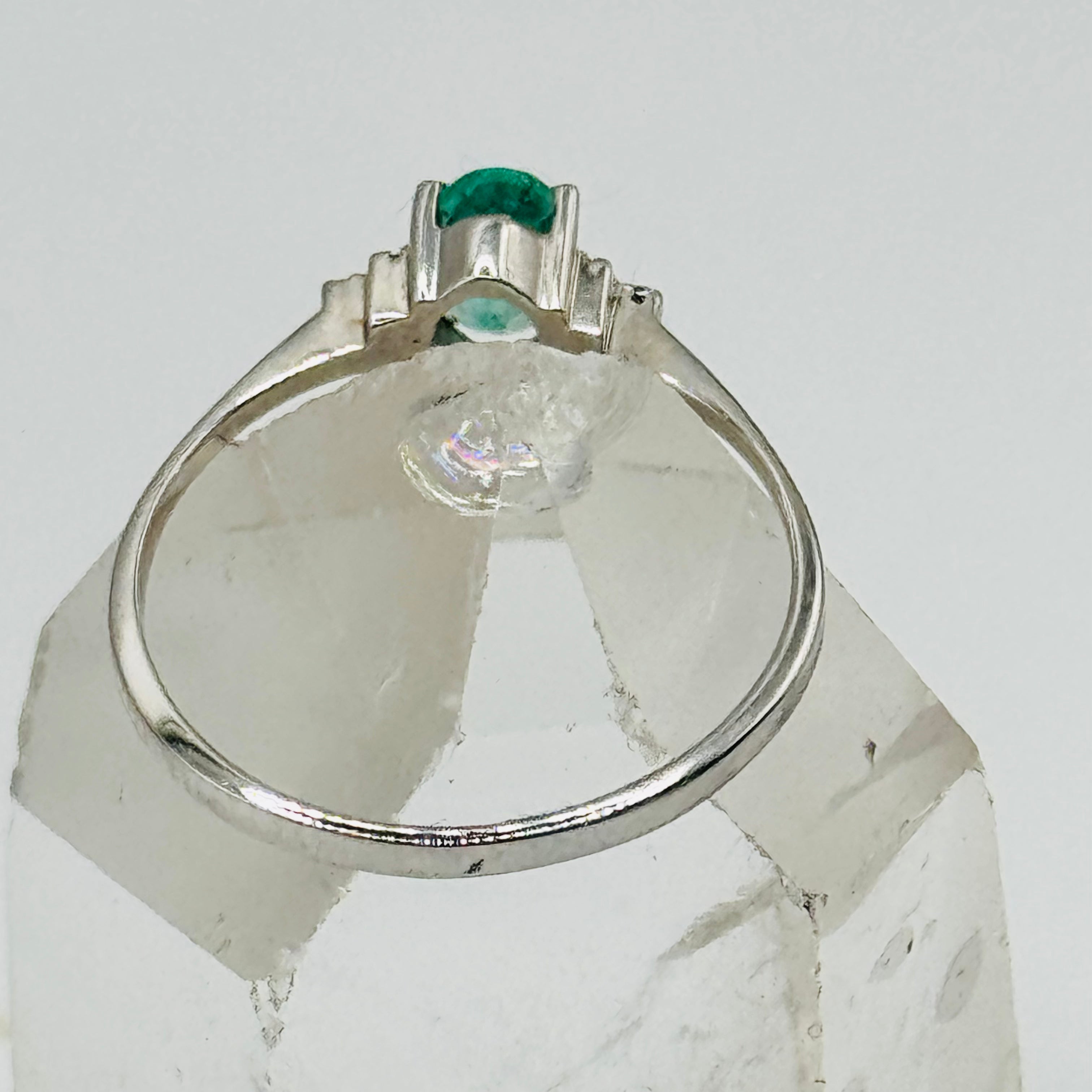 Delicate 18K White Gold Ring with Emerald and Certified Diamonds
