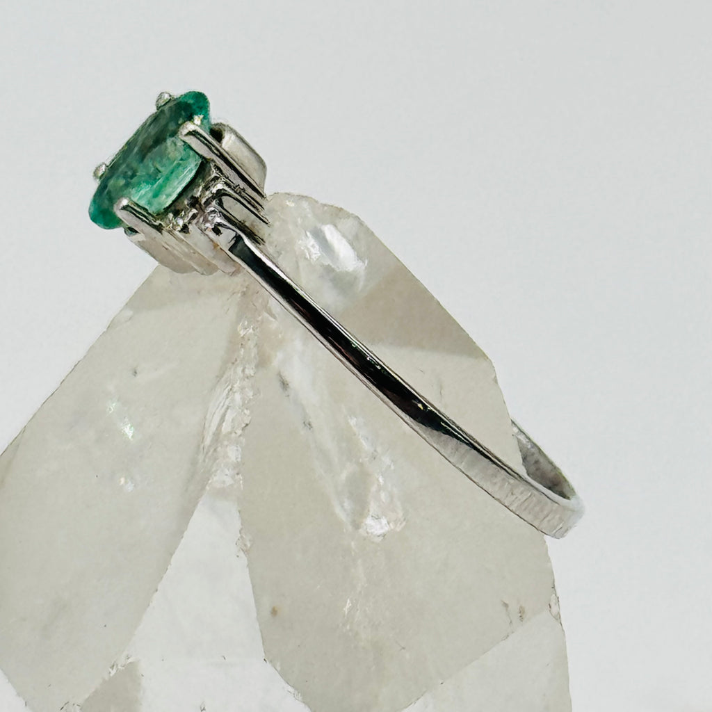 Delicate 18K White Gold Ring with Emerald and Certified Diamonds
