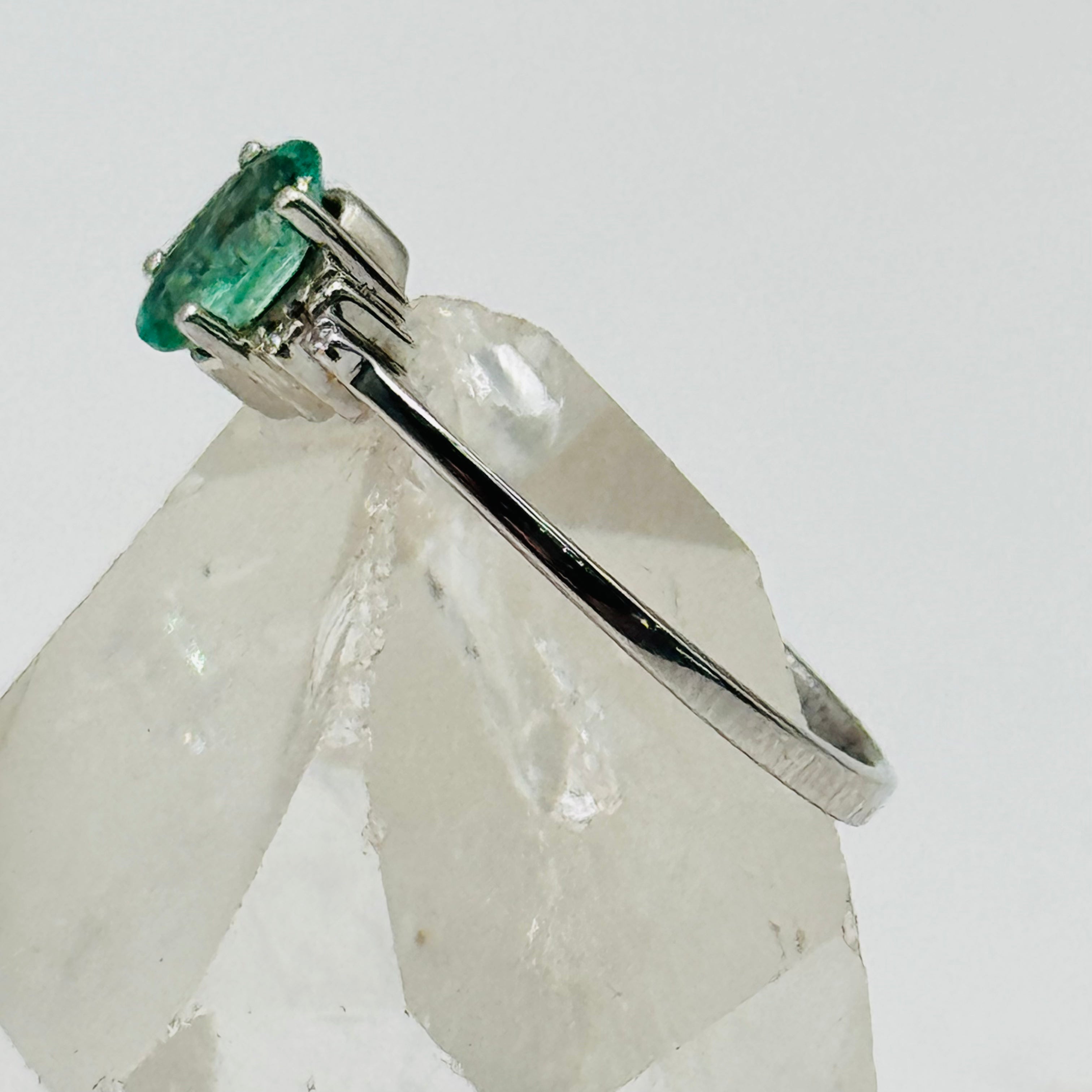 Delicate 18K White Gold Ring with Emerald and Certified Diamonds