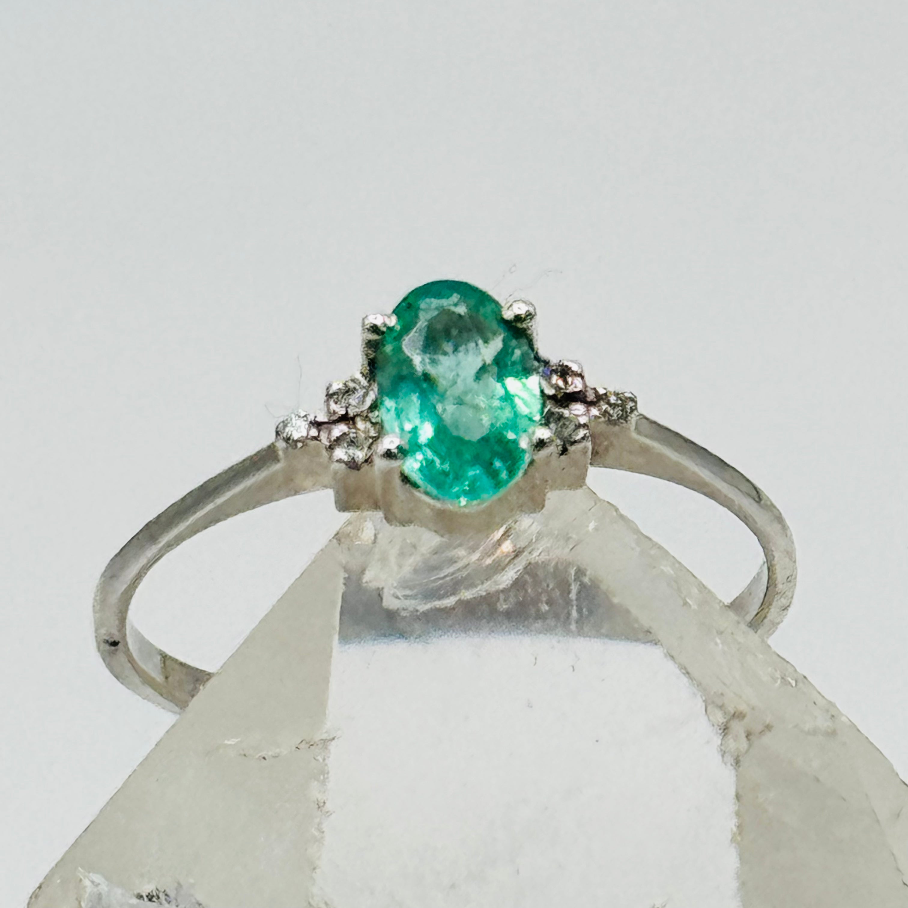 Delicate 18K White Gold Ring with Emerald and Certified Diamonds