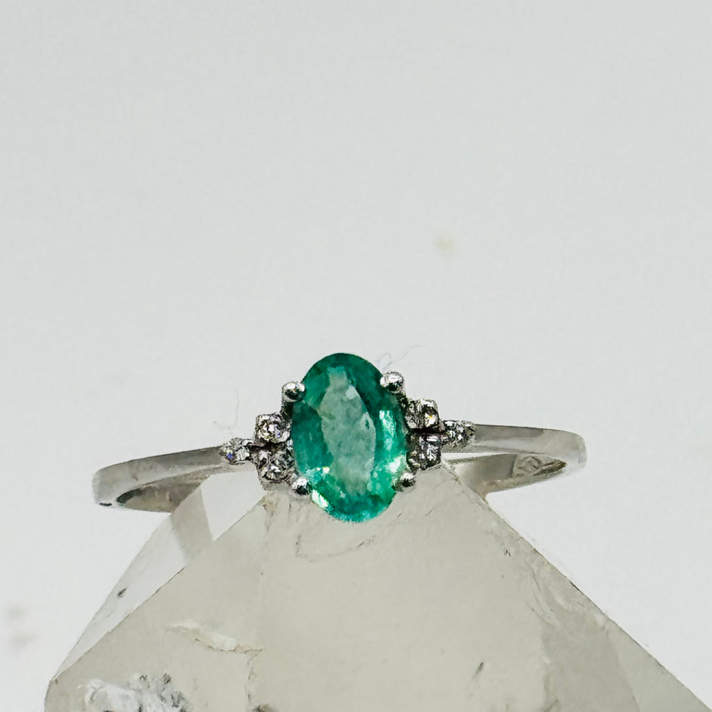 Delicate 18K White Gold Ring with Emerald and Certified Diamonds