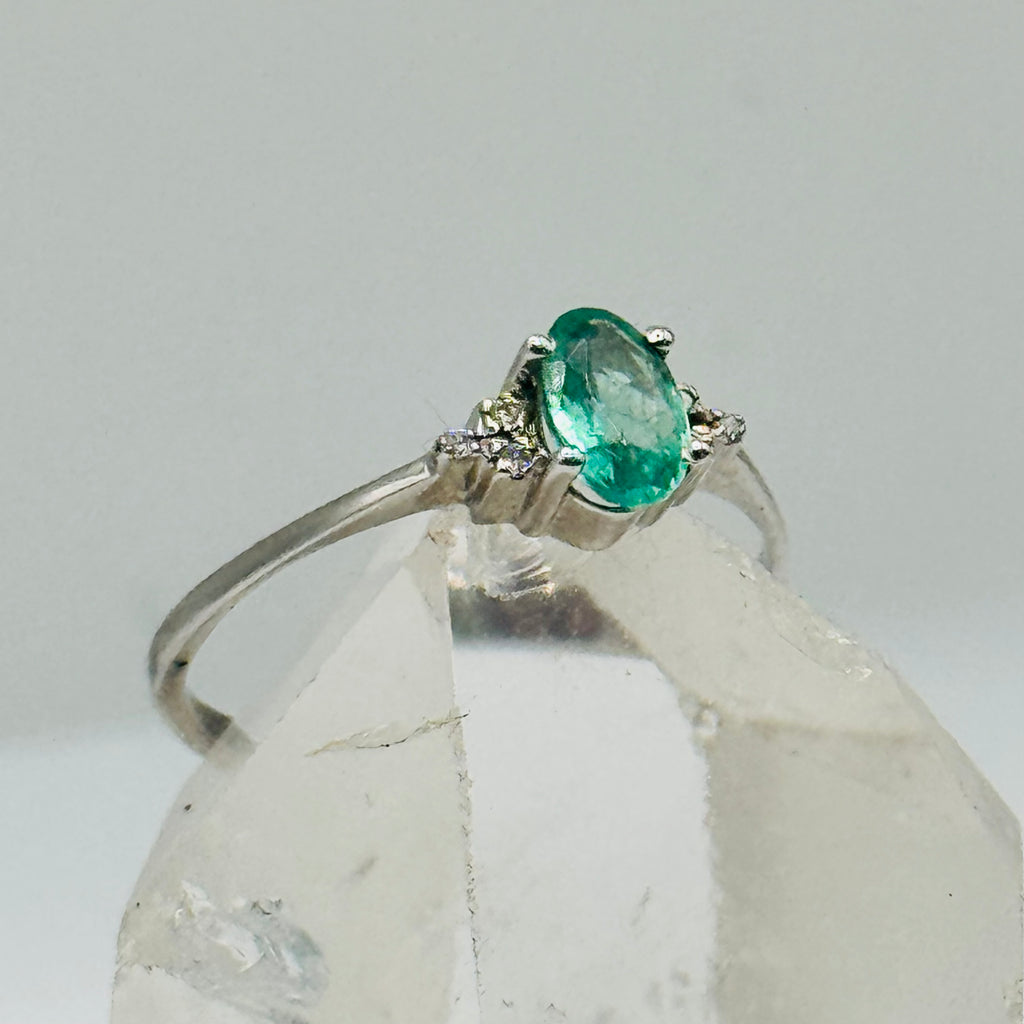 Delicate 18K White Gold Ring with Emerald and Certified Diamonds